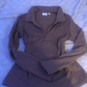 Säljer Vila tröja i färgen brun, storlek M men passar även om du har storlek S :)