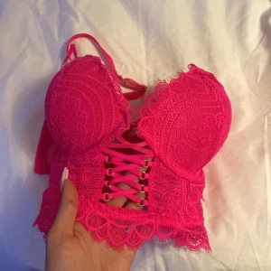 Skrikrosa bh  - Superfin rosa bh som även kan användas som topp. Från newyorjer