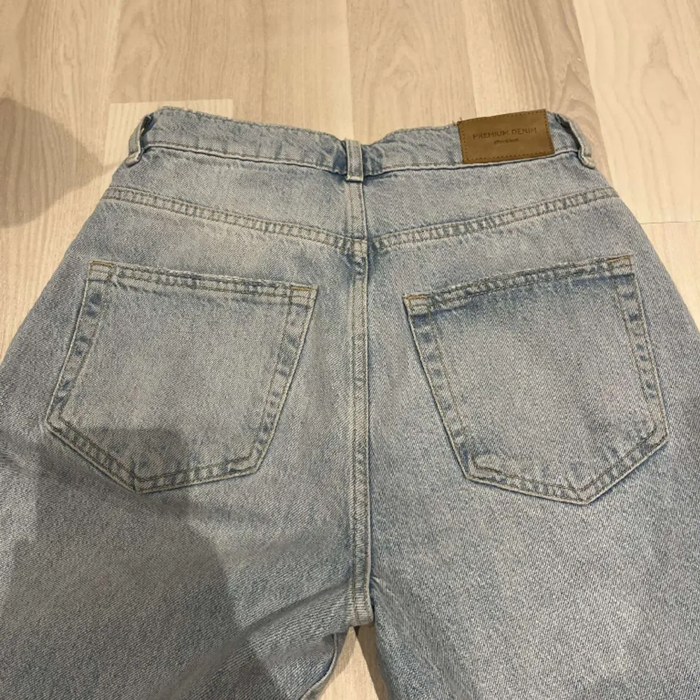 Blå jeans från GinaTricot i storlek 34! Supercoola hål och straight fit! Skriv för frågor!. Jeans & Byxor.