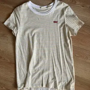 Randig Levi’s t-shirt är i bra skick 