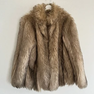 Pälsjacka i fuskpäls - Pälsjacka köpt second hand. Superfin men lite kort i ärmen på mig som är 183, annars helt PERFEKT