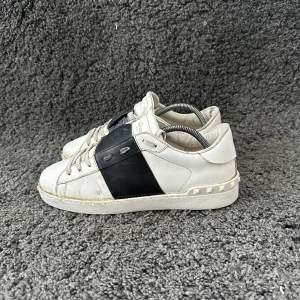Valentino - Ett par Valentino i storelk 41,5 men sitter lite större, dom är bra användt skick, sulan håller på att lossna lite och finns bra tecken på användning. Bara box och extra snören finns kvar, hör av er vid frågor eller flera bilder 😁