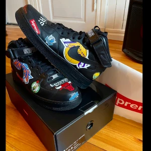 Nike Supreme NBA black - Nike collab med NBA och Supreme Helt oanvända, nypris 3000 kr (stockX). Storlek 44, passar 43 bra 