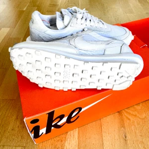 Nike x sacai LDWaffle "White Nylon" sneakers  - Original Nike x sacai. Used a few times mint condition. Bought in SNS Stockholm. 9.5 US. Original box and extra laces. Price in Fartfetch 13000 sek https://www.farfetch.com/ie/shopping/men/nike-x-sacai-ldwaffle-white-nylon-sneakers-item-15252225.aspx