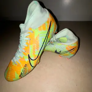 Säljer ett par zoom air Nike fotbollskor som har ett  ordinarie pris på 1000kr men jag säljer de för 650kr.  Har använt de några gånger men inga tecken på skador dock är smörerna lite smutsiga, men det gå att byta ☺️. De är impregnerade, pris kan diskuter