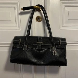 Handväska - Trendig svart handväska i jättebra skick. Mått: 35x19 cm ❤️‍🔥