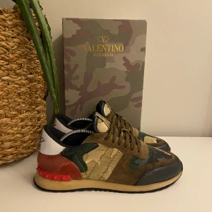 Valentino rockrunner  - Hej! Säljer nu dessa valentino rockrunners för dem blivit för små för mig men dem är i ett bra skick och är väldigt populär och svår att få tag i, ny pris”8500kr” pris kan självklart diskuteras!😊en stjärna är av