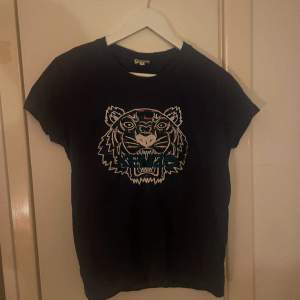 Marinblå T-shirt från Kenzo, storlek M. Använd men i fint skick!💗