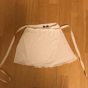 Balettkjol  - Superfin balettkjol från Worktool! 100% polyester. Försiktigt använd. Hör av dig om du undrar något! 🤍