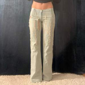 Sjukt coola lågmidjade jeans köpta second hand. Innerbenslängd 78 cm.  Midjemått 35 cm rakt över. 