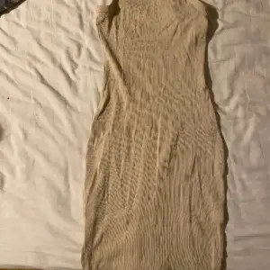 Skit snygg beige klänning som är kortärmad. Används endast en sommar men kommer inte till användning längre. Priset är inklusive frakt och kan diskuteras🤍