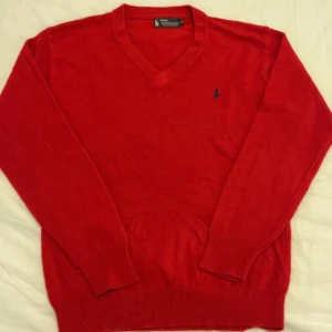 Polo cashmere/Kashmir  tröja - Polo ralph lauren cashmere tröja Nästan helt oanvänd dvs i jättebra skick. Nypris ligger runt 6500. Priset kan   diskuteras. Om ni har frågor är det bara att skriva