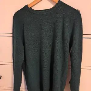 Mörkgrön stickad tröja från stoneisland. Det är dock en kopia men i bra skick.