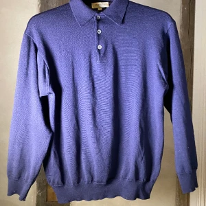 Stickad tjöja - Snygg stilren stickad skjorta av Cristian berg. 8/10 skick. Om du har någon fundering är det bara att hoppa in i DM. Mvh StilKontoret.