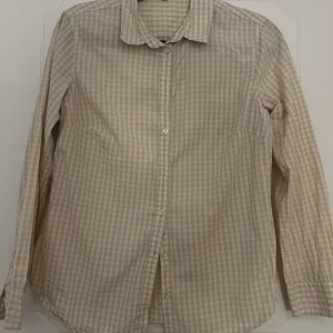 Rutig Benetton skjorta  - Beige Rutig Benetton skjorta perfekt till jobbet. 