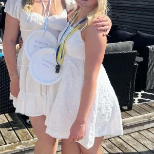 Stundent klänning  - Säljer min stundet klänning. Använd under studenten. Ingen fläckar eller skavanker. Nypris 699kr säljer för 400kr