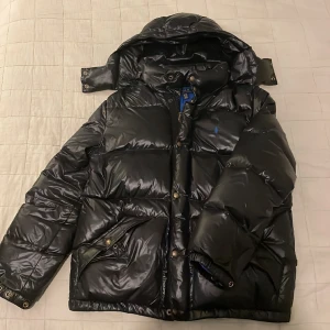 Ralph Lauren jacka  - Här är en super trendig och eftertraktad Ralph lauren jacka, som är i den glansigare modellen. Jag säljer den eftersom att den är förstor på mig. Storleken är 18-20.Nypris är ungefär 4000 mitt pris är 2700 priset ej hugget i Mvh Adar!
