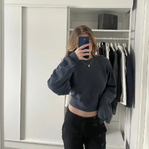 Tröja med öppen rygg  - Tröja med öppen rygg och pösiga ärmar. Den är i storlek xxs men är ganska stor. Skulle säger mer xs/s