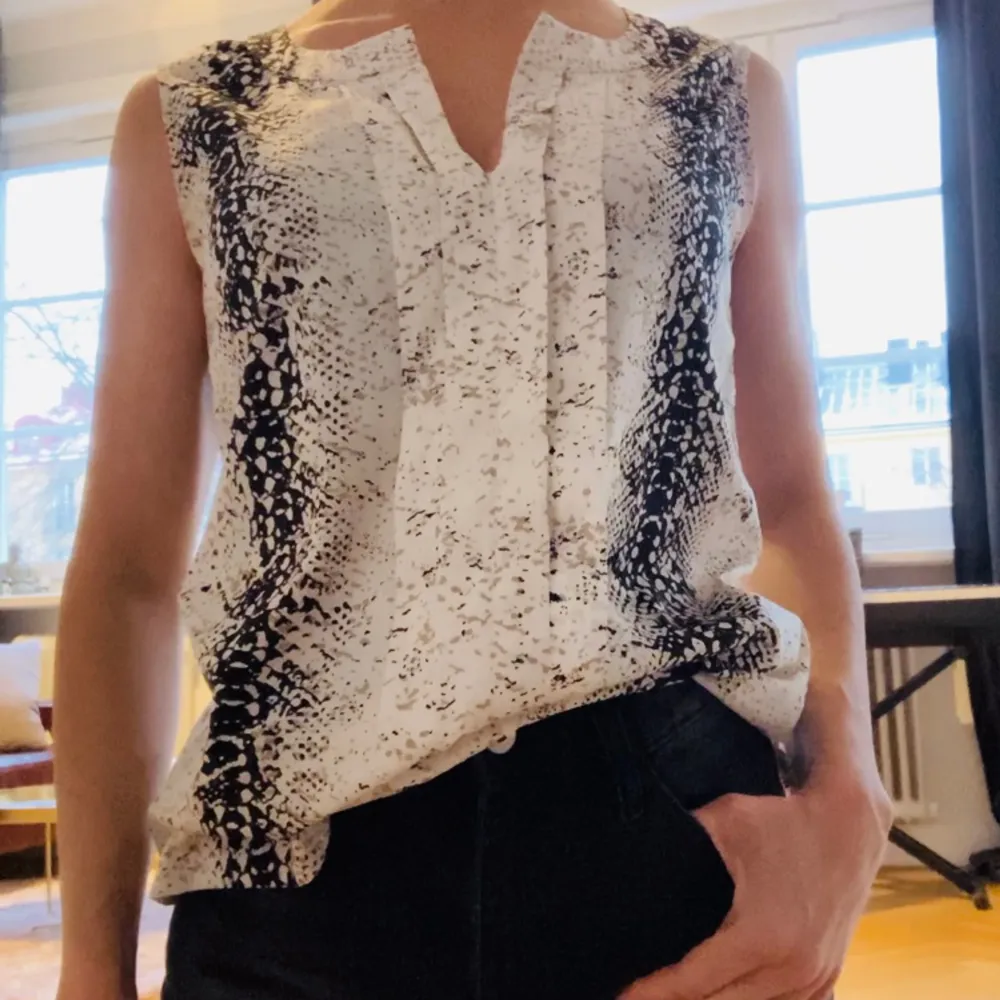 Sleeveless shirt from Calvin Klein, good/new condition, XS, fits even S. Puserot.