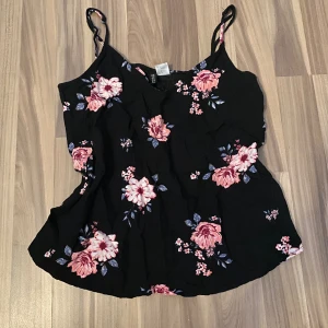 Svart topp (floral shirt) - I bra skick, sommrigt linne i storlek S