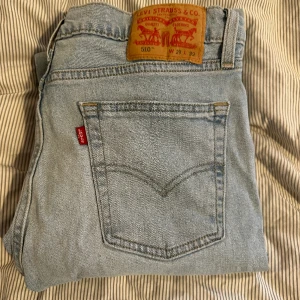 501 levis - Jättefina i waist 29 och längd 32. Fin ljus färg. Passar herr och dam pga en unisex modell 