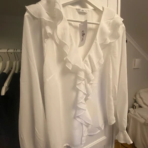 vit ellos blus - säljer min helt oanvända blus från ellos i storlek 34/36.💓
