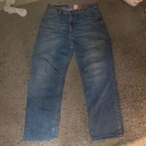 Riktigt feta baggy jeans från ecko. Många fina detaljer. Rätt grov heel drag på baksidan tyvärr. 😵‍💫  benlängd: 112cm, benöppning: 25cm. Dma för fler bilder