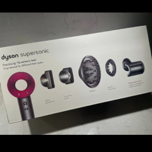 Dyson Supersonic - Säljer min Dyson Supersonic. Helt oöppnad. Säljer då jag råkade köpa 2 st. Köptes för 4950kr men säljer den för 2500 priset kan eventuellt gå ner vid snabbköp💕 