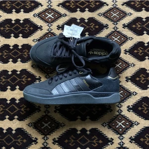 Adidas tyshawn  - Ett par helt nya adidas tyshawn, endast testade. Dem var för små i storleken. Sitter mer som en 40-40.5. Cond 10/10