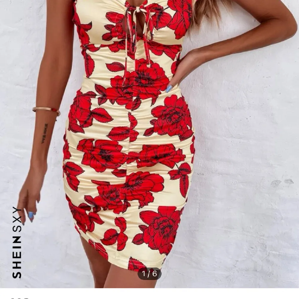 En fin ljusgul sommar klänning med röda blommor. Storlek S , använd 1 gång . Klänningar.