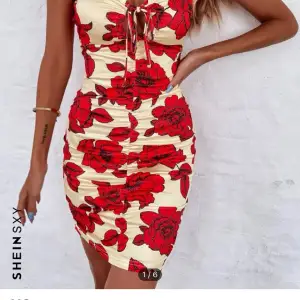 En fin ljusgul sommar klänning med röda blommor. Storlek S , använd 1 gång 