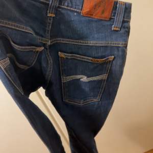 Svin schyssta nudie jeans i modellen thin finn!🤩  Snygg mörkblå färg, storlek 29/32  Finns en liten repa på dom (se bild) 