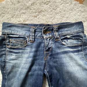 Jeans som är lowaist, bootcut/raka jeans! Använda 1 gång!❤️ Jag har ingen bild på