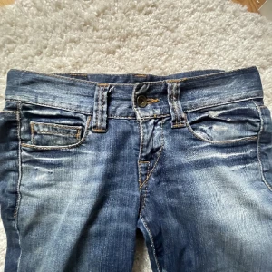 Low waist jeans - Jeans som är lowaist, bootcut/raka jeans! Använda 1 gång!❤️ Jag har ingen bild på