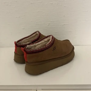 Ugg tazz  - Ugg som knappt är använda av mig. Köpt av en tjej här på plick. Sjävklart äkta. Priset är lågt pågrund av att jag vill sälja iväg dom!😍