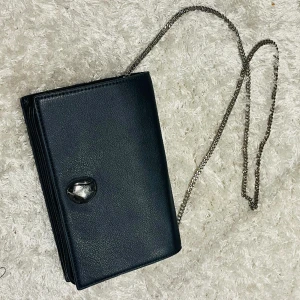 Väska från zara - Snygg marinblå väska från zara. Pris kan diskuteras 