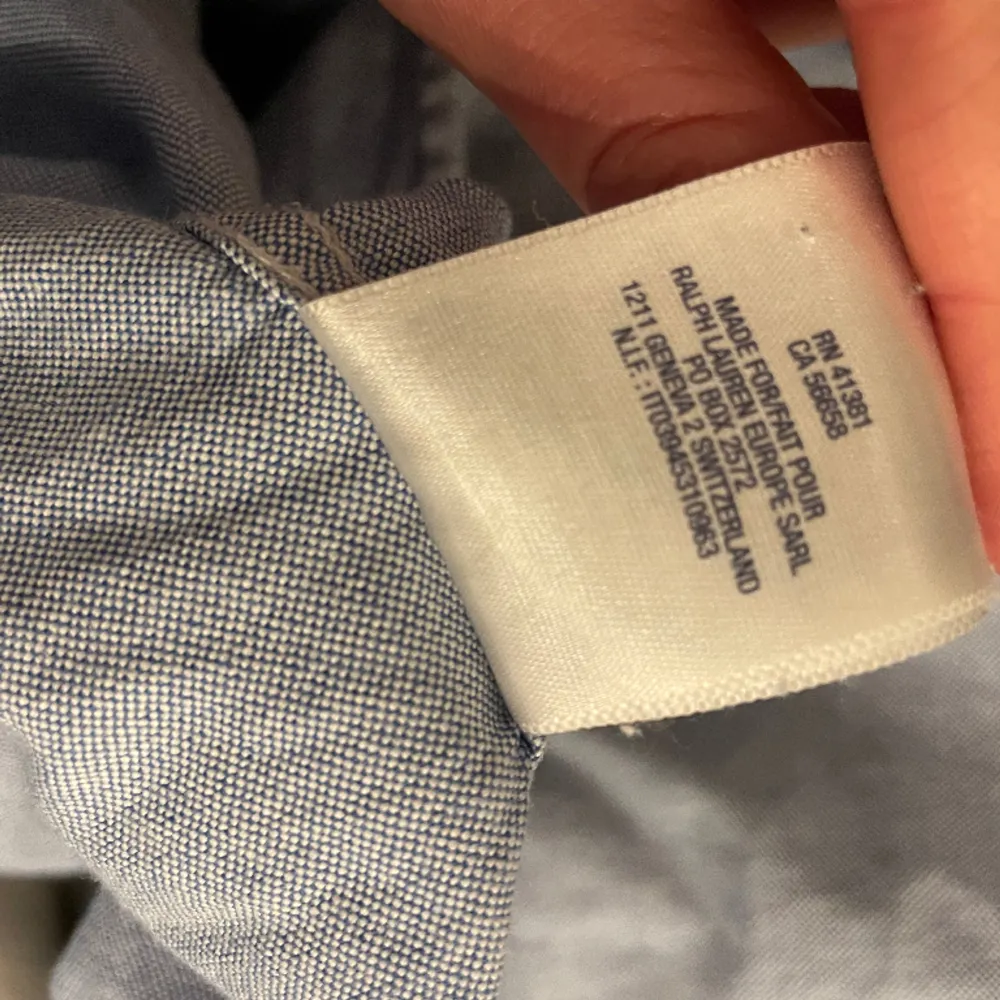 Ljusblå bomullsskjorta från Ralph Lauren med brunt märke. Storlek 16y/o / S, Herr. Regular fit. Mycket bra skick. . Skjortor.
