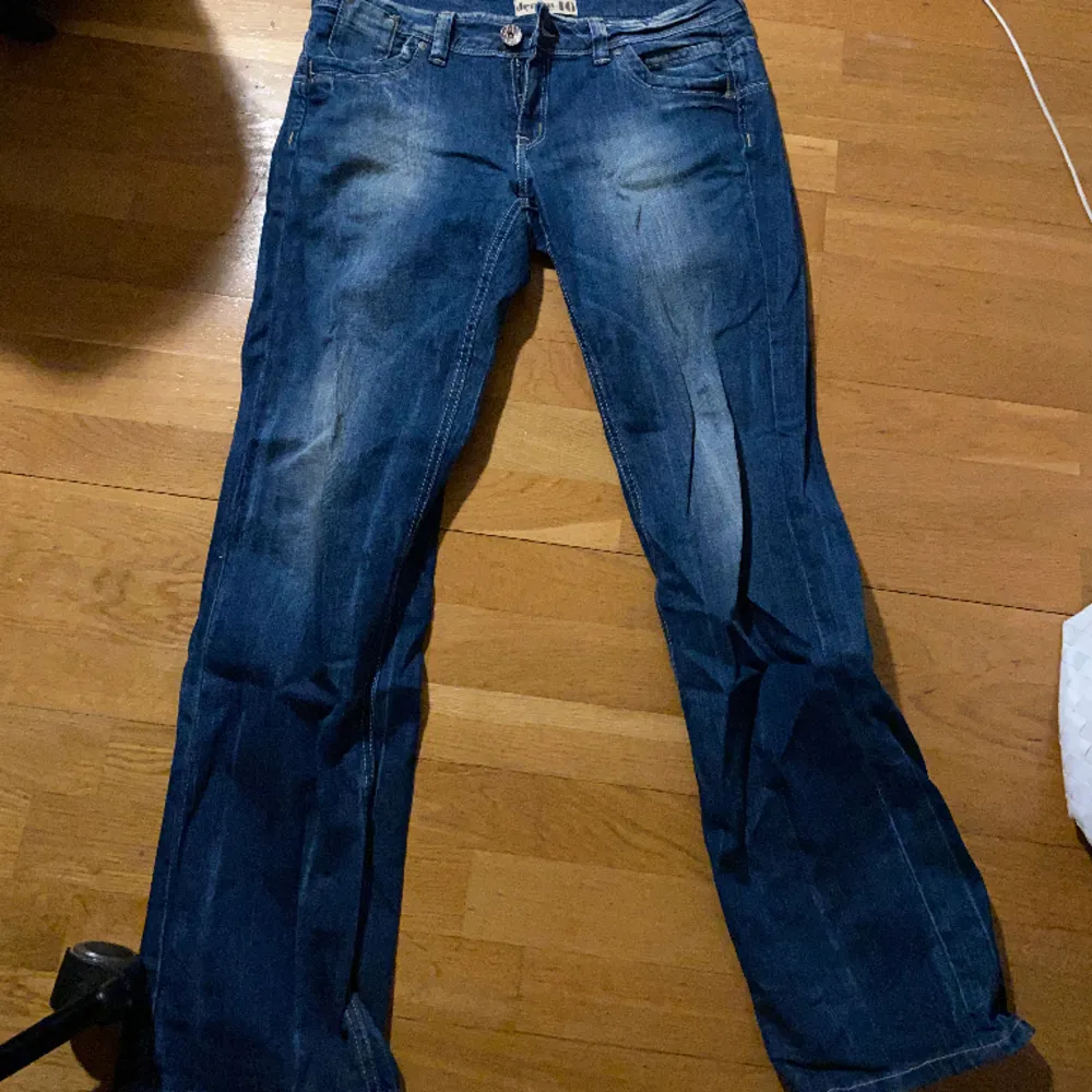 Lågmidjade Bootcut jeans  Kedjor på bakfickorna som snygg detalj  Andvända mycket förut men inte så mycket längre. . Jeans & Byxor.