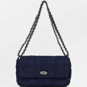  VÄSKA SÖKES!! - SÖKES!! Becksöndergards väska i den mörklblåa färgen sökes. Diskuterar peiset utifrån skick.