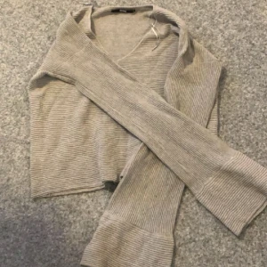 Tröja - Fin tröja som är utsvängd vid armarna. Kontakta mig på dm vid frågor och bilder om tröjan ❤️