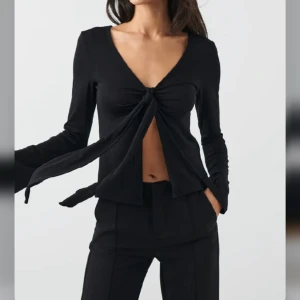 Blus - Säljer denna trendiga design by si blusen från Gina tricot. Aldrig använd så som ny! 