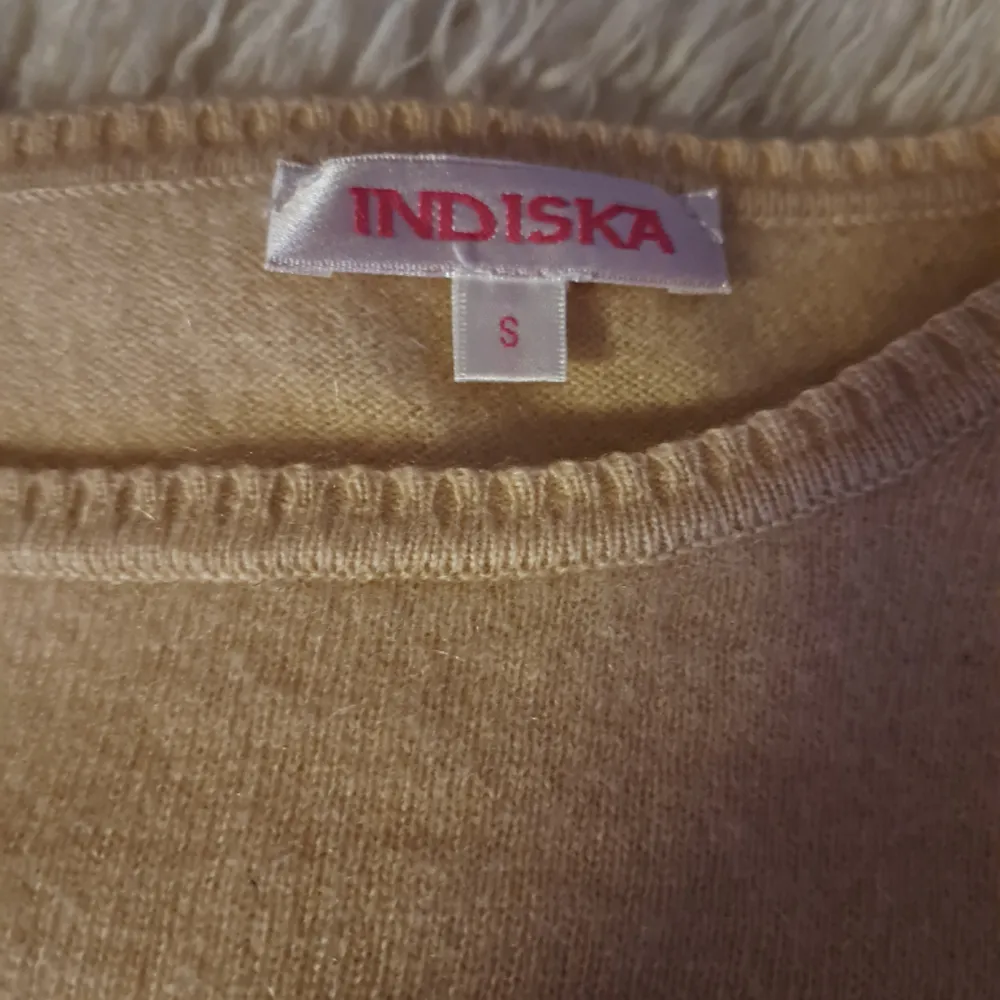 Säljer denna helt oanvända tröjan i äkta kashmir från Indiska i strlk S. Säljer pga ine kommit till användning och endast testad.. Tröjor & Koftor.