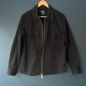 Overshirt  - En svart overshirt från Zara. Storlek M. Bara använda några enstaka gånger, är i ett nyskick. Hör gärna av dig // Joel