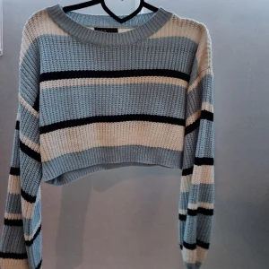 Stickad tröja - Säljer denna stickade magtröjan då den inte används. 