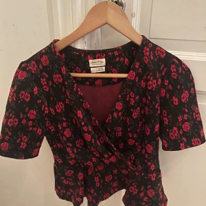 Superfin blus❤️❤️ - Svart topp med röda blommor i superbra skick. Inga defekter! Storlek S❤️❤️
