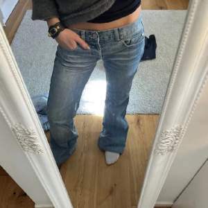 Lågmidjade jeans som inte längre passar  Innerbenslängden:77cm midjemått:37 tvärs över