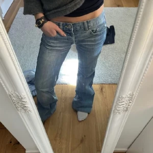 Lågmidjade jeans  - Lågmidjade jeans som inte längre passar  Innerbenslängden:77cm midjemått:37 tvärs över