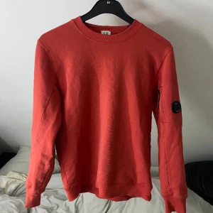Cp company sweatshirt - En cp company tröja i en riktigt schysst färg men tyvär växt ur den Skick (7/10) inga märken eller hål!priset går att diskutera vid snabb affär👍🏻