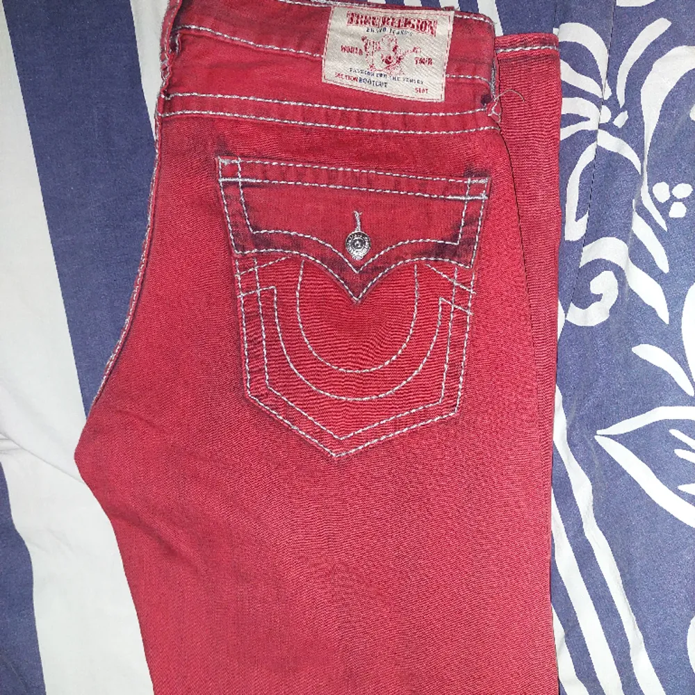!!intresskoll!! Tvär feta rust red true religion bootcut jeans size 36, nästan helt oanvända och tag finns.. Jeans & Byxor.