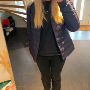 Uniqlo jacka  - Säljer den här superfina jackan från uniqlo. Har ett litet hål men går å laga med ett litet stygn. Säljer då den inte nackbesvär längre 